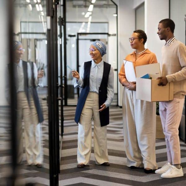 3 personnes regardent des bureaux d'entreprise